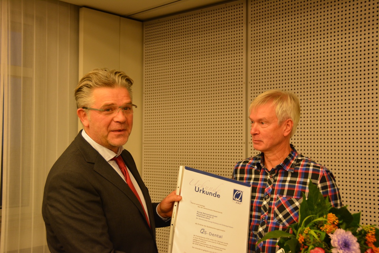 Urkundenübergabe durch Obermeister Breitenbach